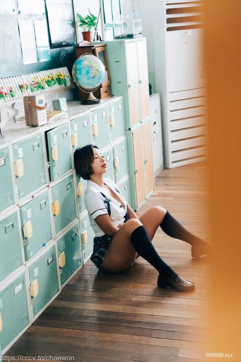  Booty Queen - Gal In A Shool Warehouse